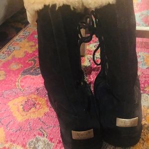 BLACK UGG BOOT WITH WHITE FUR INSIDE BOOTS SIZE 10